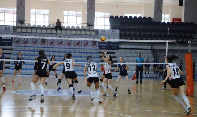 Turgutlu Belediyesi Kadın Voleybol Takımı Uşak Deplasmanında