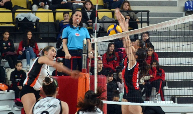 Turgutlu Belediyespor voleybol evinde Rota Koleji'ne mağlıup: 1-3
