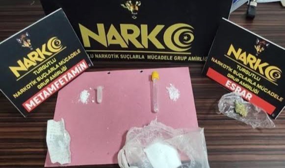 Turgutlu'da, araçta uyuşturucuyla yakalanan 2 şüpheli tutuklandı