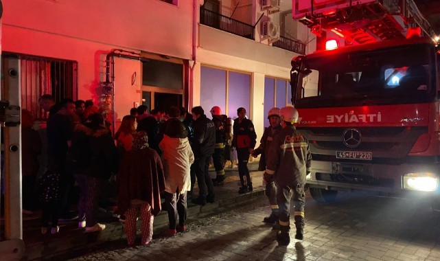 Elektrik kabloları yanan apartman tahliye edildi