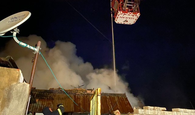 Elektrikli battaniyenin alev almasıyla bir ev yandı