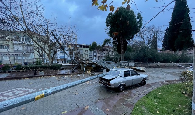 Fırtına nedeniyle bir evin sundurma çatısı uçtu