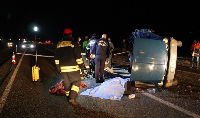 Manisa'da devrilen otomobildeki 2 kişi öldü, 1 kişi yaralandı