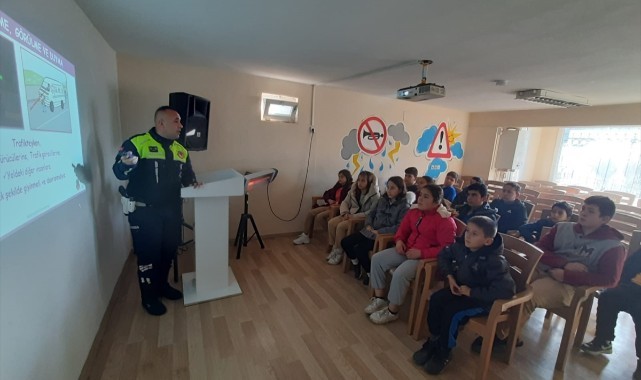 Manisa’da jandarmadan öğretmen ve öğrencilere trafik eğitimi