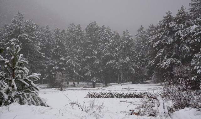 Manisa'nın yüksek kesimlerinde kar yağışı etkili oluyor