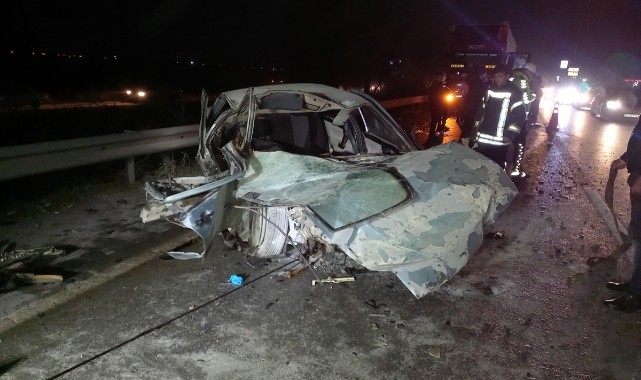 Tırla çarpışan otomobildeki anne baba öldü, çocukları yaralandı