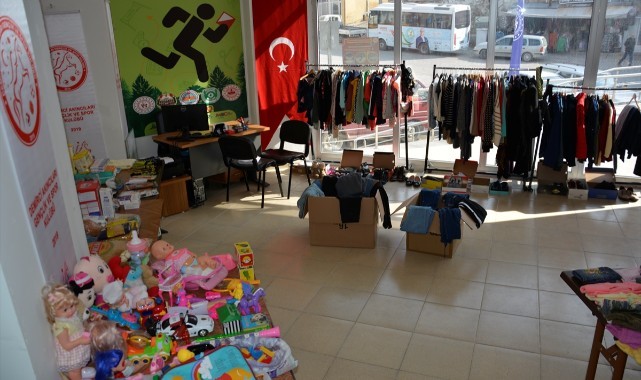 Demirci'de depremzedeler için sosyal market oluşturuldu