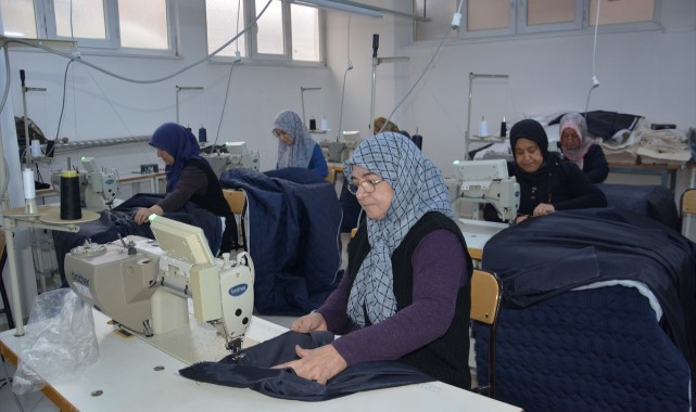 Demircili kadınlar depremzedeler için uyku tulumu dikiyor