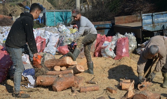 Deprem bölgesine sokak sobası ve odun gönderildi