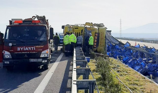 Devrilen TIR'daki 2 kişi yaralandı