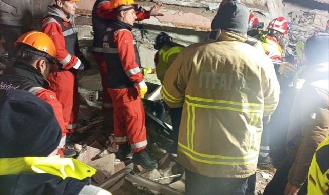 Hatay'da enkaz altında kalan 2 çocuk 52 saat sonra kurtarıldı