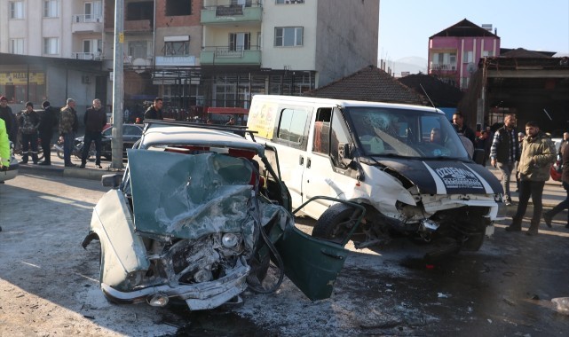 Manisa'da 3 aracın karıştığı kazada 4 kişi yaralandı