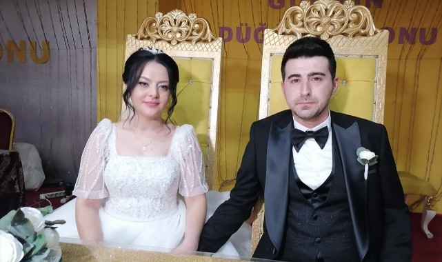 Manisa'da evlenen çift takılan paraları depremzedelere bağışlayacak