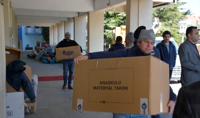 Manisa'dan deprem bölgesine yardımlar sürüyor