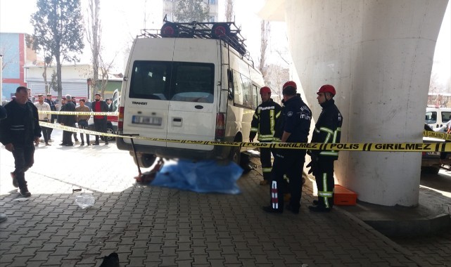 Minibüs ile çarpışan motosikletin sürücüsü öldü