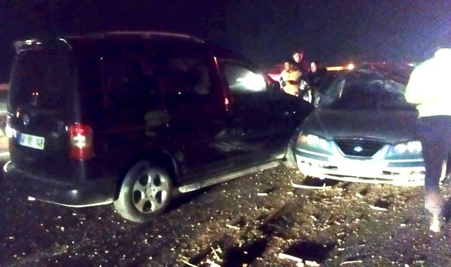 Otomobil karşı şeride geçti, hafif ticari araçla çarpıştı: 2 yaralı