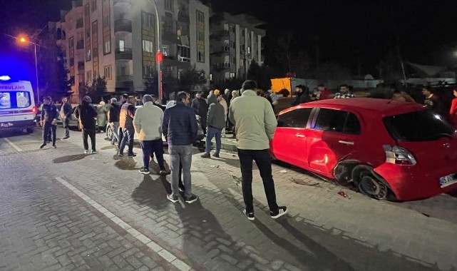 Park halindeki 3 araca çarpan otomobilin sürücüsü yaralandı