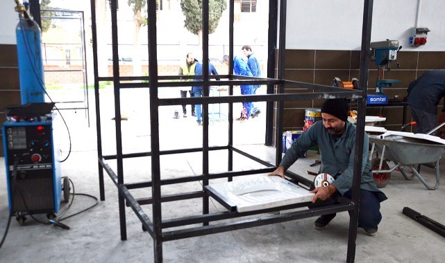 Turgutlulu hayırseverler deprem bölgesine portatif tuvaletler yaptırıyor