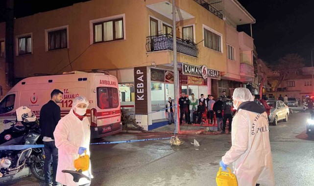 Annesinin boğazını keserek öldüren kişi evin çatısından atladı