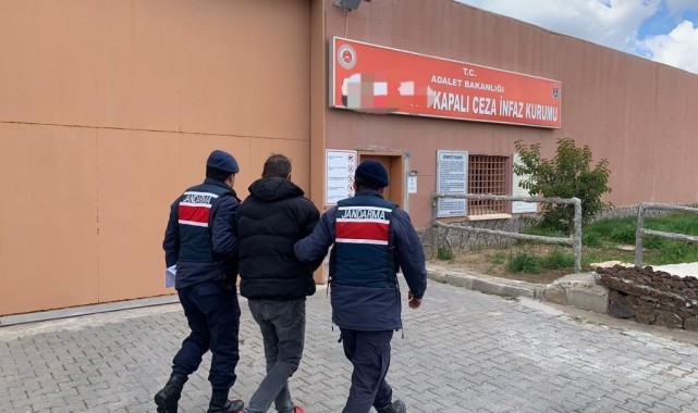 Aranan hükümlü ve şahıslar jandarmaya takıldı
