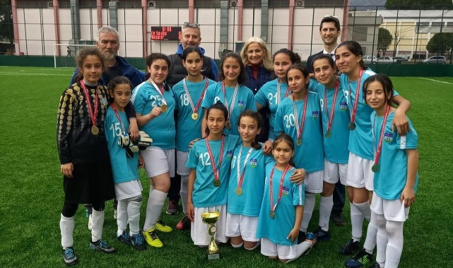 Çıkrıkçı Yaşar Kazimet Aybars Ortaokulu yıldız kızlar futbolda Manisa şampiyonu
