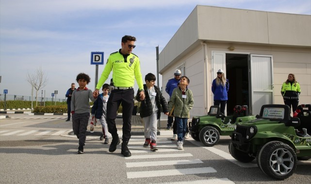 Depremzede çocuklara trafik eğitimi verildi
