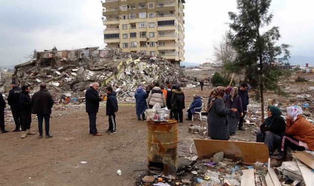 Ebrar Sitesi'nde yitip giden hatıralarını aradılar