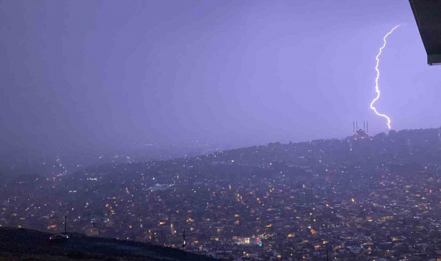 Kahramanmaraş'ta çakan şimşekler adeta geceyi gündüze çevirdi
