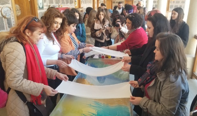 Manisa'ya gelen yabancı öğrenciler, Ebru sanatına hayran kaldı