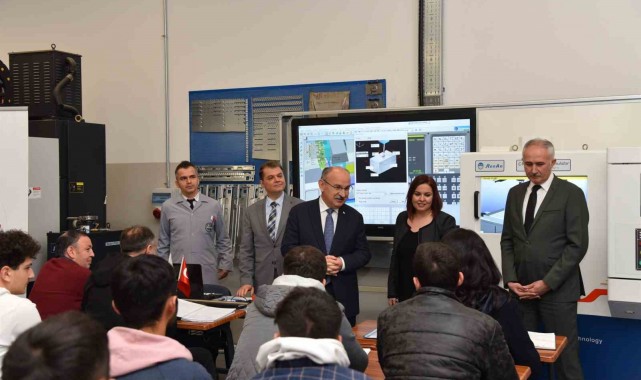 Manisa'da eğitim-sanayi iş birliği 12 kursiyere iş imkanı sağladı