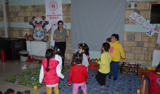 Minik depremzedeler korku dolu günleri aşmaya çalışıyor