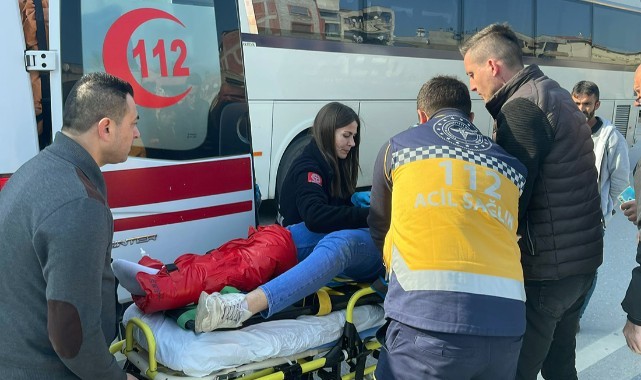 Motosiklet, servis otobüsüne çarptı: 1 yaralı