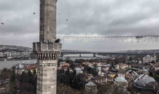 Ramazan ayının simgesi mahyalar camileri süslemeye başladı