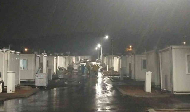 Sağanak yağmur depremzedelere zor anlar yaşattı