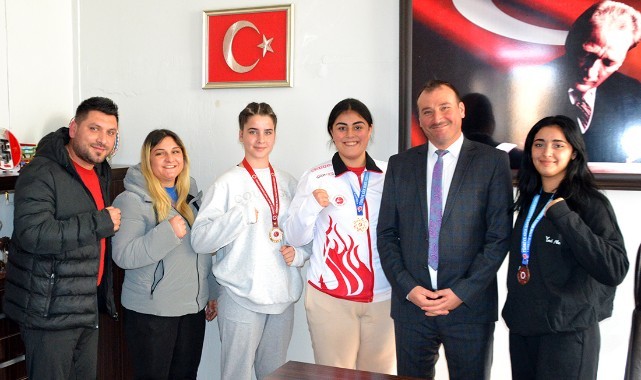 Şampiyon kızlardan Halk Eğitim Merkezine ziyaret