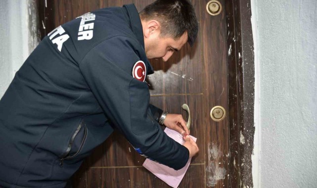 Şehzadeler'de taşıyıcı kolonu kesilen bina mühürlendi