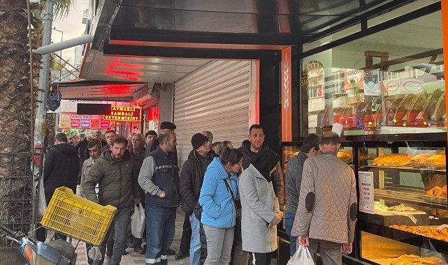 'Sıcak pide kuyruğu' geleneği