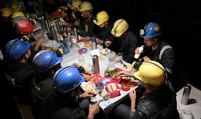 Somalı madencilerin iftar sofrası yerin metrelerce altında kuruluyor
