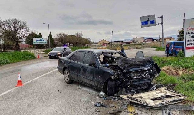 TIR ile otomobil kafa kafaya çarpıştı: 1 ölü