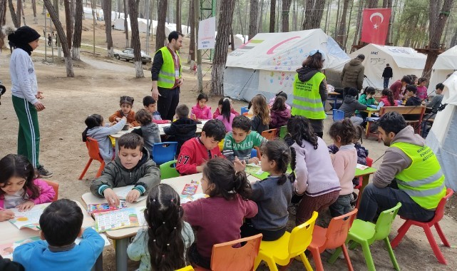 Turgutlu’dan gönüllü 4 öğretmen depremzede çocuklar için Hatay’a gitti
