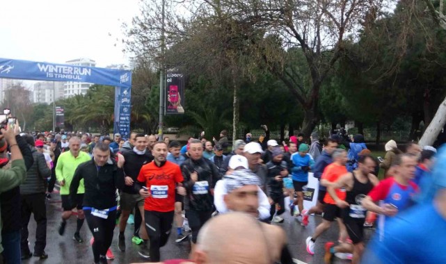 Winter Run İstanbul'da yarışmacılar deprem bölgesine yardım için koştu