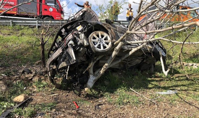 2 saat önce aldıkları otomobille kaza yaptılar: 1'i ağır 2 yaralı