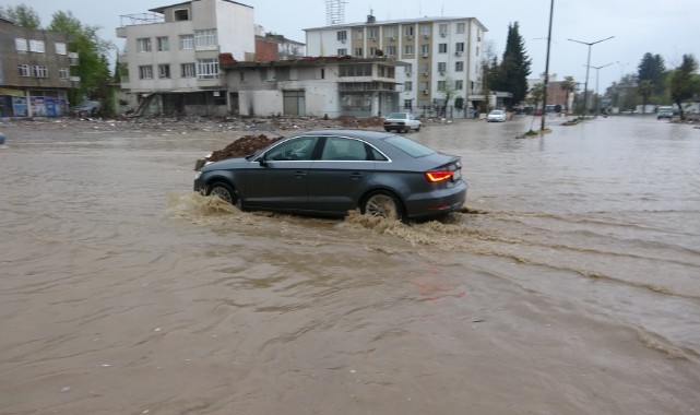 Adıyaman’da sağanak yağış cadde ve sokakları göle çevirdi