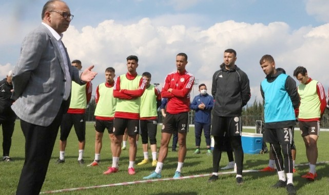 Akın Turgutluspor antrenmanını ziyaret etti