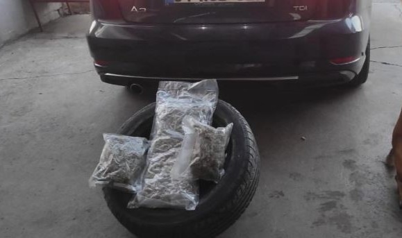   Araba lastiğinden 16 buçuk kilo uyuşturucu çıktı: 11 kişi tutuklandı 