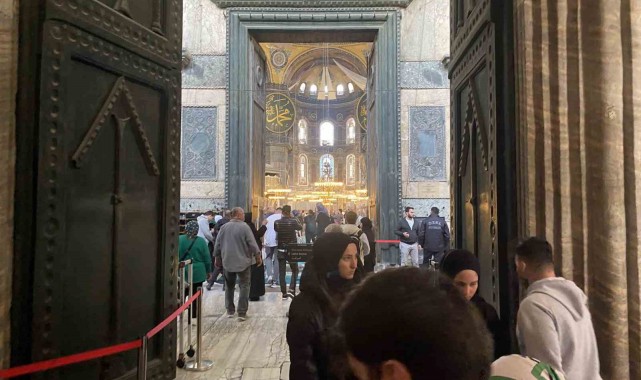 Ayasofya-i Kebir Camii'nin onarılan imparator kapısı koruma altına alındı