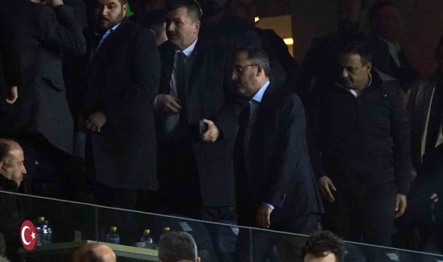 Bakan Kasapoğlu, derbiyi tribünden izledi
