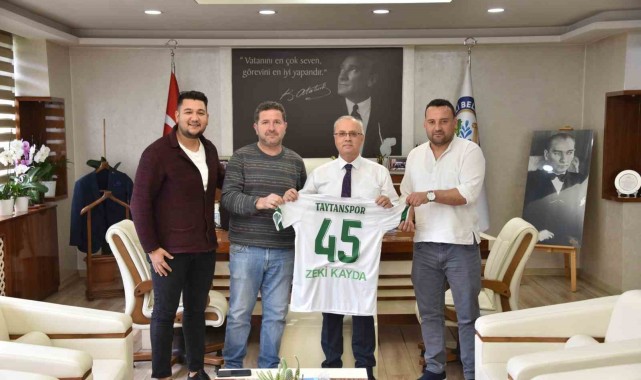 Başkan Kayda'ya forma hediye ettiler
