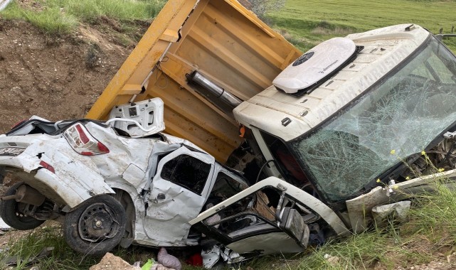 Çarpışan kamyon ile otomobil şarampole yuvarlandı:3 yaralı