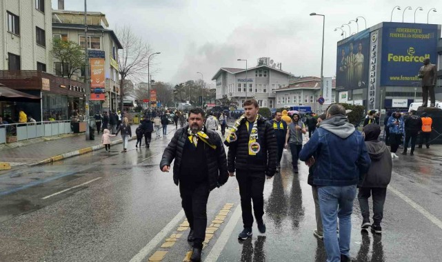 Fenerbahçeli taraftarlar, Kadıköy'e akın etti